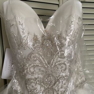 Casablanca Wedding Gown size 6 ivory